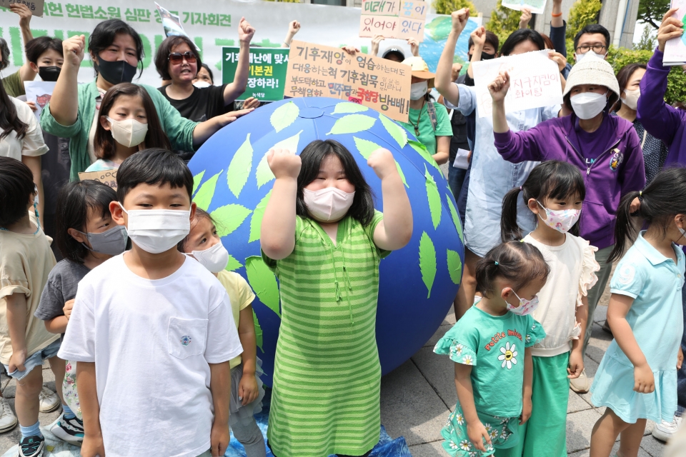 13일 서울 종로구 헌법재판소 앞에서 아기기후소송단과 정치하는엄마들을 비롯한 5개 단체가 '지구를 지켜라, 아기 기후 소송' 기자회견을 열었다. ⓒ홍수형 기자