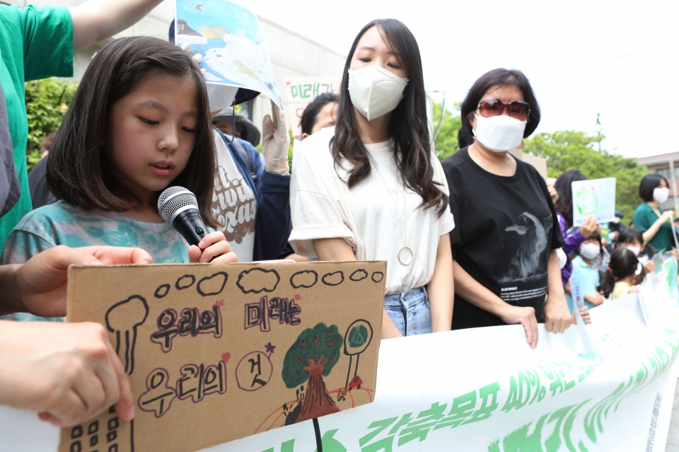13일 서울 종로구 헌법재판소 앞에서 아기기후소송단과 정치하는엄마들을 비롯한 5개 단체가 '지구를 지켜라, 아기 기후 소송' 기자회견을 열었다. ⓒ홍수형 기자