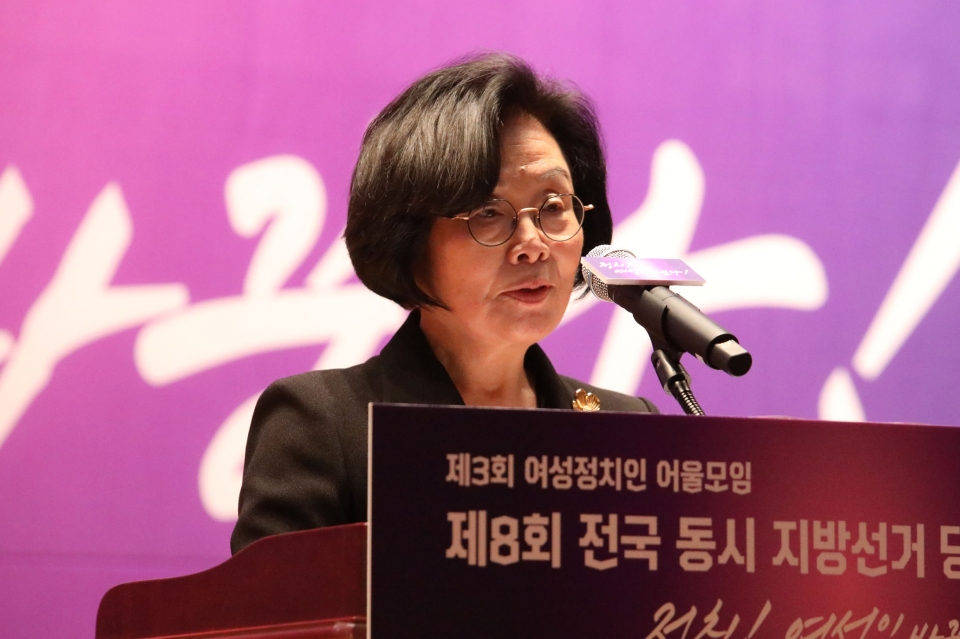 신명 한국여성의정 상임대표는 “한국여성의정은 2013년부터 ‘정치분야의 남녀동수’를 목표로 여성이 정치에 참여할 수 있는 정치환경개선과 여성정치인 교육을 통한 역량강화를 위해 달려왔고 매 2년 마다 선거를 통해 그 성과를 확인하고 있습니다만 아직도 멀기만 했다”며 “우리는 지금 코로나의 긴 터널을 지나 모든 분야가 융합되고 연결되는 4차 산업혁명 시대를 살고 있다. 이러한 시대에는 서로의 다름을 인정하고 조율하는 ‘공감과 통합’의 능력이 요구되며 이것이 바로 여성의 역할”이라고 강조했다. ⓒ홍수형 기자
