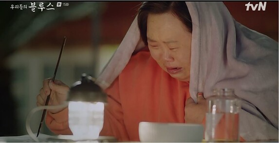 tvN 드라마 ‘우리들의 블루스’에서 영희(정은혜)가 그림을 그리며 눈물을 쏟는 장면. 사진=tvN 영상 캡쳐