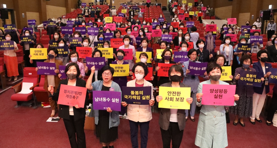 15일 서울 여의도 국회 의원회관에서 한국여성의정이 '제8회 전국동시지방선거 당선자 축하모임'을 개최했다. ⓒ홍수형 기자<br>