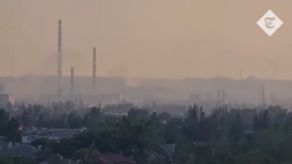 러시아군의 포격으로 연기가 자욱한 세베로도네츠크의 아조트 공장 ⓒ유튜브 The Telegraph 영상 갈무리