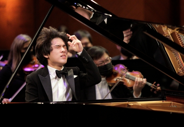 피아니스트 임윤찬(18)이 18일(현지시간) 미국 텍사스주 포트워스 베이스 퍼포먼스홀에서 폐막한 제16회 반 클라이번 국제 피아노 콩쿠르에서 연주하고 있다. ⓒ반클라이번재단 제공