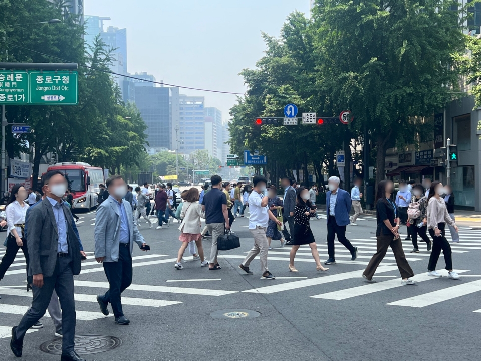 초여름 날씨를 보인 20일 서울 종로구 한 사거리에서 시민들은 발걸음을 옮기고 있다. 홍수형 기자