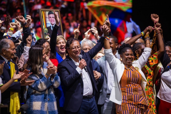 콜롬비아 대선에서 승리한 구스타보 페트로 대통령 당선자와 함께 환호하고 있는 프랑시아 마르케스 부통령 당선자 ⓒ프랑시아 마르케스 트위터