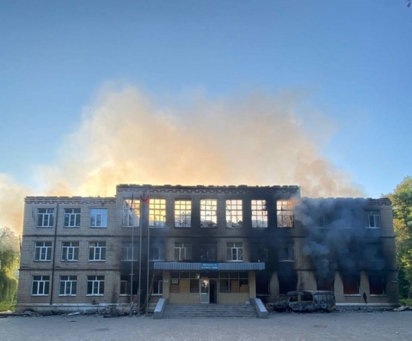 러시이군의 공격으로 불타고 있는 아브디브카의 한 학교, 우크라이나는 러시아군이 소이탄으로 학교를 파괴했다고 주장했다. ⓒ우크라이나 국방부 트위터