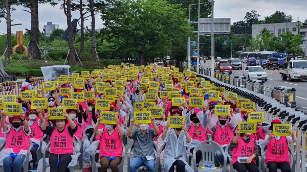 전국여성노동조합(위원장 최순임, 이하 여성노조)은 28일 오후 2시 서울시 용산구 대통령 집무실 앞에서 최저임금 인상을 촉구하는 전국여성노동자대회를 개최했다. ⓒ전국여성노동조합