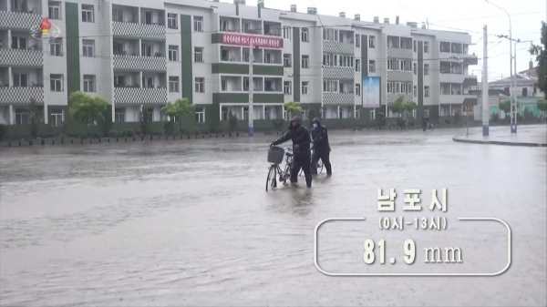 북한 조선중앙TV가 28일 평양시를 비롯한 각지에서 폭우를 동반한 많은 비가 내렸다고 보도하고 있다. (사진=조선중앙TV 캡쳐)