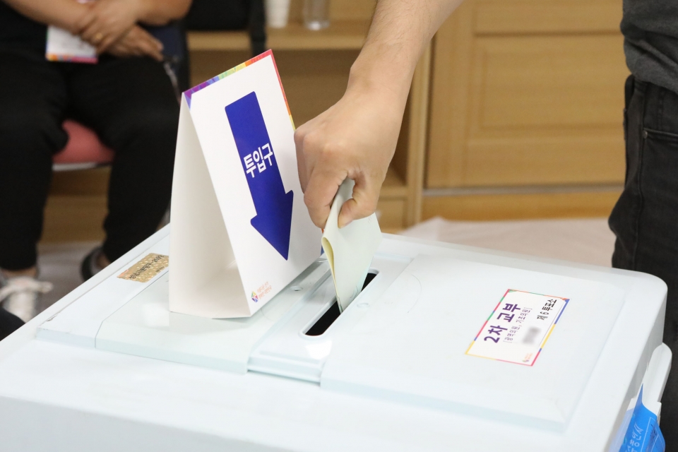 제8회 전국동시지방선거와 국회의원 재·보궐선거가 실시된 1일 경기도 성남시에 위치한 한 투표소를 찾은 유권자들이 투표를 하고 있다. ⓒ홍수형 기자