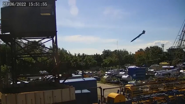 우크라이나 크레멘추크 쇼핑몰에 떨어지고 있는 미사일. 이 공격으로 최소한 20명이 숨졌다. ⓒ우크라이나 국방부 트위터