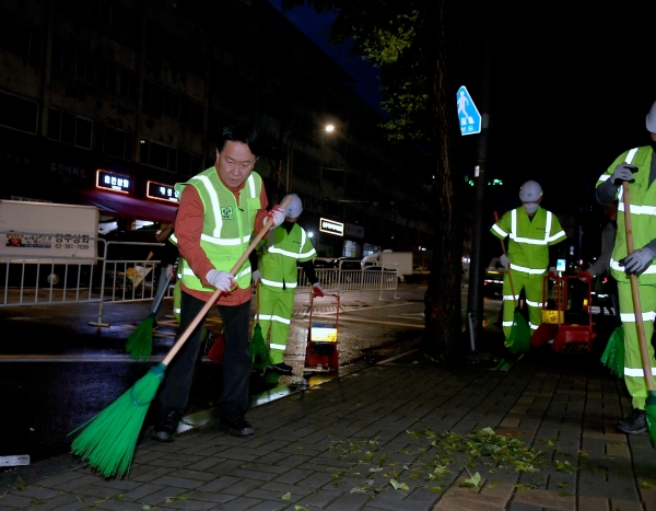 이성헌 서대문구청장이 1일 새벽 인왕시장길을 찾아 환경미화원들과 함께 거리 청소를 하고 있다. ⓒ서대문구청