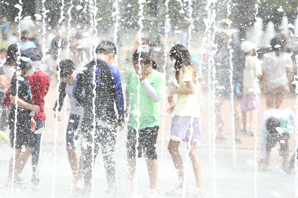 5일 경기도 안양시 평촌중앙공원에서 아이들이 더위를 식히기 위해 물놀이를 하고 있다. ⓒ홍수형 기자