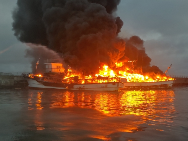 4일 오전 제주 서귀포시 성산항에서 정박 중인 어선에서 화재가 발생해 소방 및 해경이 진화에 나서고 있다. (사진=서귀포해양경찰서)