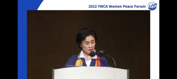 원영희 한국YWCA연합회 회장이 6일 파주 지지향에서 개최된 여성평화포럼에서 개회사를 하고 있다.(사진=한국YWCA 유튜브 캡처)