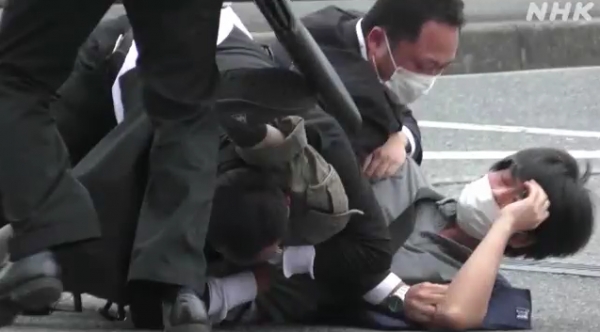 아베 신조 전 일본 총리를 산탄통으로 쏜 야마가미 데쓰야가 체포되고 있다. ⓒNHK 화면 갈무리