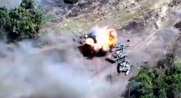 우크라이나군의 공습으로 파괴되는 러시아 탱크. 우크라이나는 러시아 탱크 9대가 파괴됐으며 우크라이나 공격으로 파괴된 적 탱크가 2000대에 이를 것이라고 주장했다. ⓒ우크라이나 국방부 트위터