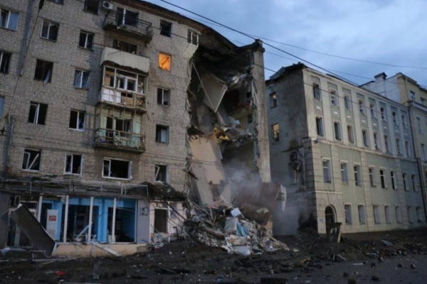 우크라이나 제 2의 도시 하르키우의 한 아파트가 러시아군의 로켓공격으로 파괴됐다. ⓒ우크라이나 국방부 트위터