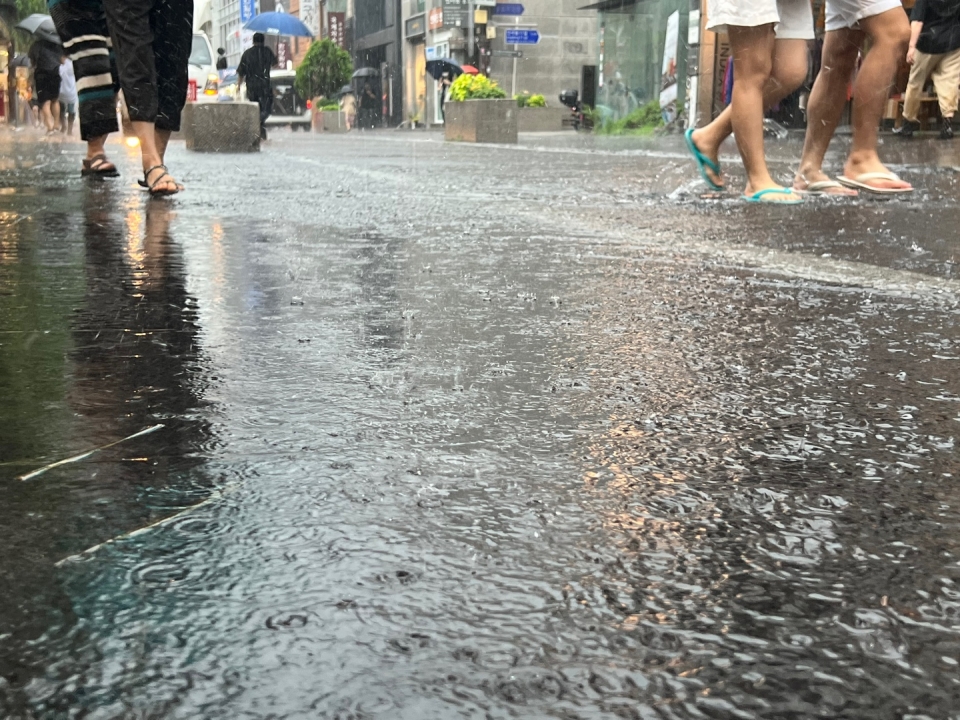 수도권에 호우주의보가 내려진 13일 서울 종로구 인사동길에 시민들이 폭우로 인해 생긴 물웅덩이를 피하지 못하고 지나가고 있다. ⓒ홍수형 기자