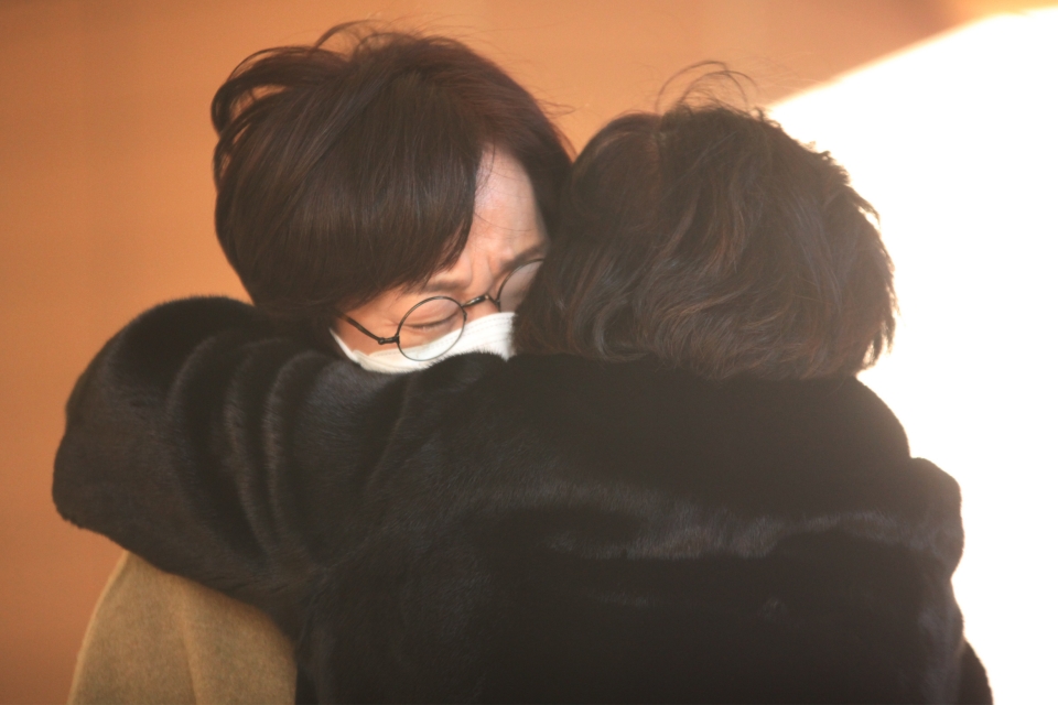 1월6일 서울 마포구 서울서부지방법원 앞에서 데이트 폭력으로 숨진 故황예진 씨의 어머니가 함께 온 지인들과 서로 위로하며 연신 눈물을 훔쳤다. ⓒ홍수형 기자
