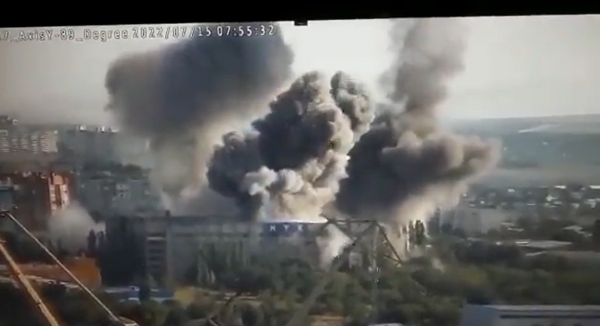 러시아군의 미사일 공격을 받은 미콜라이우의 대학 건물에 연기가 치솟고 있다. ⓒ우크라이나 국방부 트위터