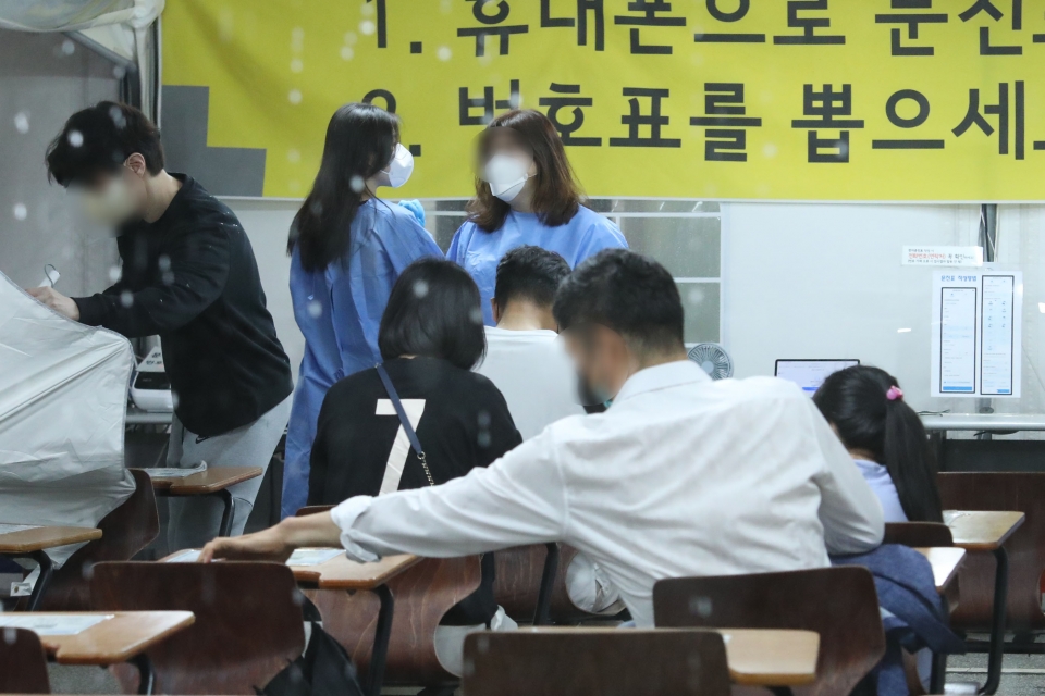 11일 서울 강남구보건소에 마련된 선별진료소에서 코로나19 검사를 받기 위해 시민들이 대기하고 있다. ⓒ홍수형 기자