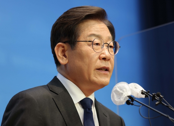 이재명 더불어민주당 의원이 17일 오후 서울 여의도 국회 소통관에서 당대표 출마 선언 기자회견을 하고 있다. (공동취재사진)