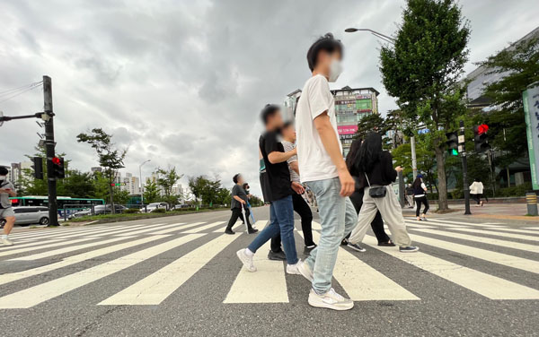 18일 경기도 성남시에 한 신호거리에서 시민들이 발걸음을 옮기고 있다. ⓒ홍수형 기자