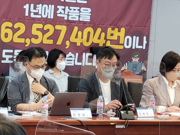 지난 15일 서울 국회의원회관에서 ‘웹툰불법공유 근절을 위한 토론회’가 열렸다. 김승수 국민의힘 의원, 서영석 더불어민주당 의원과 한국만화가협회가 공동 주최했다.  ⓒ한국만화가협회 제공