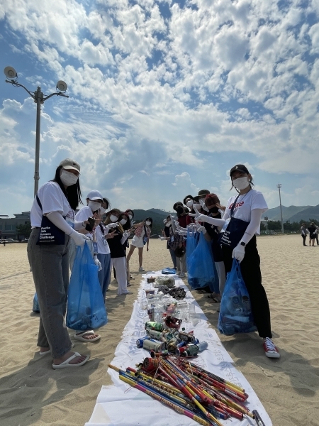 에코맘코리아가 기후환경 활동가들과 함께 7월 초 강원도 동해시 망상해변에서 수거한 쓰레기들.  ⓒ에코맘코리아 제공