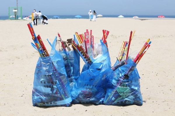 에코맘코리아가 기후환경 활동가들과 함께 7월 초 강원도 동해시 망상해변에서 수거한 쓰레기들.  ⓒ에코맘코리아 제공