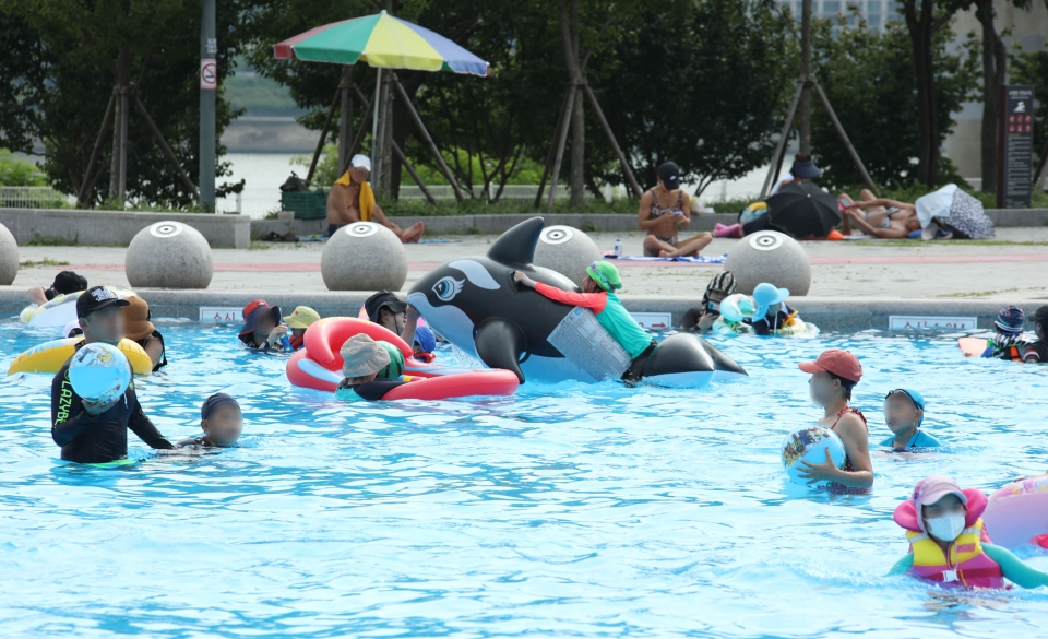19일 서울 광진구 뚝섬한강공원수영장에서 시민들이 더위를 식히며 수영을 하고 있다. ⓒ홍수형 기자