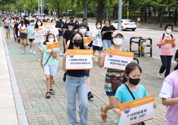 서울시여성단체연합회(회장 이정은)는 전국아동여성안전네트워크 소속단체와 함께 서울시성평등기금 사업으로 지난 16일(토) ‘청소년 사이버폭력을 예방합시다’라는 슬로건 하에 안전 캠페인을 실시했다. ⓒ서울시여성단체연합회