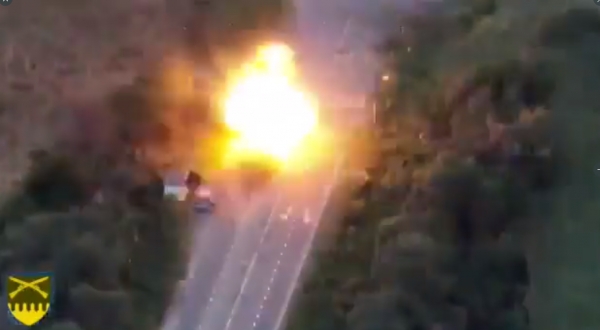 우크라이나 대전차 미사일 공격을 받은 러시아 탱크가 폭발하고 있다. ⓒ우크라이나 국방부 트위터