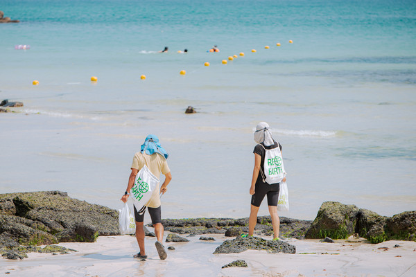 환경재단(이사장 최열)은 롯데백화점에서 함께 제주도 월정리해변(6~7)과 양양 서퍼 비치(13~14일)에서 해양 환경 정화 활동 캠페인을 펼친다. ⓒ환경재단