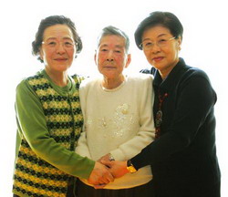 2007년 여성신문과의 인터뷰 당시 이병희 독립운동가. (왼쪽부터) 김옥한(아니키스트 김종진선생 막내딸), 이병희 독립운동가, 박용옥 3·1 여성동지회 회장.