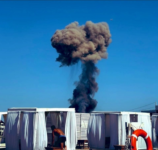 크름반도의 관광지 너머로 러시아 공군기지로 보이는곳에 폭발 이후 구름기둥이 보인다. 우크라이나 국방부는 트위터에 우크라이나 영토인 크름반도에 점령군이 있는 것은 관광철에 적절하지 않다고 경고했다. ⓒ우크라이나 국방부 트위터