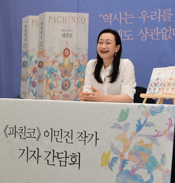 이민진 작가가 8일 서울 중구 한국프레스센터에서 『파친코』의 국내 재출간 기념 기자간담회를 열고 있다. ⓒ인플루엔셜 제공