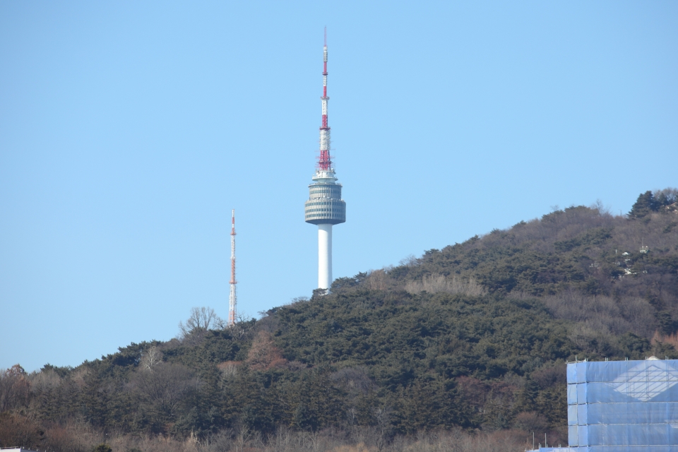 맑은 날씨를 보인 3일 서울 용산구 &nbsp;한 거리에서 남산타워가 선명히 보인다. ⓒ홍수형 기자