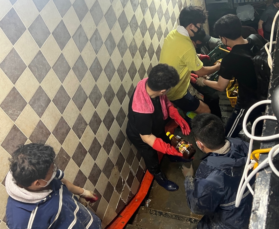 폭우가 쏟아지며 곳곳에 인명·재산 피해가 속출된 가운데 11일 서울 동작구 남성사계시장에서 침수로 인해 피해 입은 상인들, 군인들과 봉사자들이 복구 작업을 하고 있다. ⓒ홍수형 기자