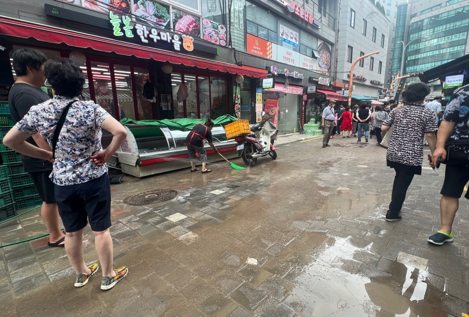 폭우가 쏟아지며 곳곳에 인명·재산 피해가 속출된 가운데 11일 서울 동작구 남성사계시장에서 침수로 인해 피해 입은 상인들, 군인들과 봉사자들이 복구 작업을 하고 있다. ⓒ홍수형 기자