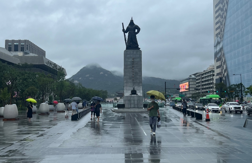 8일 서울 종로구 광화문광장을 찾은 시민들이 궂은 날씨에도 재개장한 광화문광장을 둘러보고 있다. ⓒ홍수형 기자