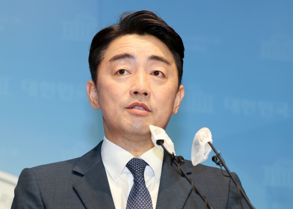 강훈식 더불어민주당 의원이 15일 서울 여의도 국회 소통관에서 기자회견을 열고 당대표 후보 사퇴의사를 밝히고 있다. (공동취재사진)