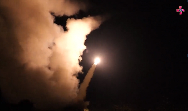 우크라이나군이 미국이 지원한 고기동다연장로켓(HIMARS)을 발사하고 있다. ⓒ우크라이나 국방부 트위터