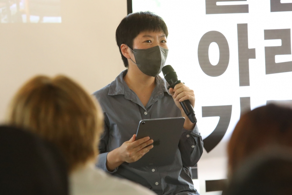 20일 서울 종로구 인사동 KOTE에서 한국성폭력상담소가 개최한 '지금 여기에 있다' 미투 운동 중간결산 토론회에서 이산 성평등작업실 이로 활동가가 발언을 하고 있다. ⓒ홍수형 기자