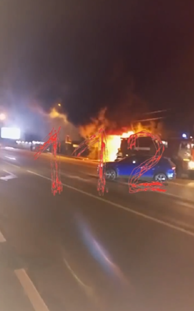 푸틴의 측근인 알렌산드르 두긴의 딸 다리야 두기나가 운전하던 차량이 폭발해 불타고 있다. ⓒ트위터