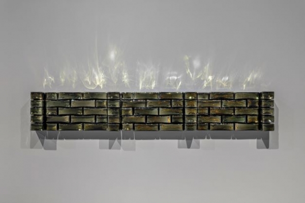장-미셸 오토니엘(b. 1964), Oracle, 2022, Indian grey mirrored glass, stainless steel 35 x 207 x 22 cm ⓒ안천호/국제갤러리 제공