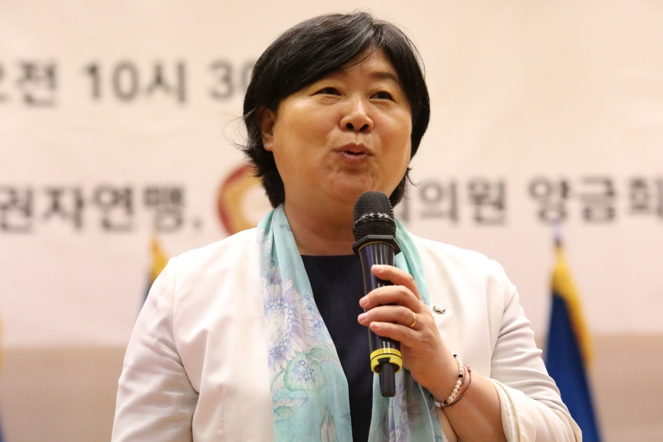 서영교 더불어민주당 의원이 24일 서울 여의도 국회 의원회관에서 한국여성유권자연맹이 개최한 '제53주년 창립 기념행사'에서 축사 발언을 하고 있다. ⓒ홍수형 기자