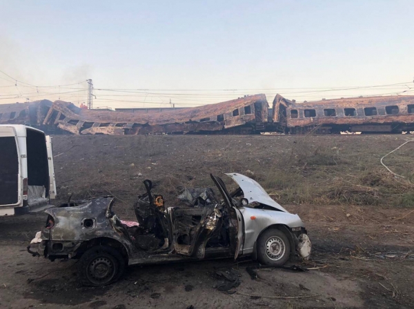 러시아의 미사일 공격으로 불에타 앙상한 뼈대만 남아있는 열차와 승용차. 우크라이나는 24일(현지시각) 러시아의 공격으로 22명이 숨지고 50명이 다쳤다고 밝혔다. ⓒ우크라이나 국방부 트위터