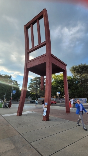 UN 본부 앞 '부러진 의자' 조각상에 붙은 전장연 플래카드 ⓒ독자 제보