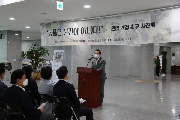 개회사를 하고 있는 박홍근 원내대표(동물복지국회포럼 공동대표) ⓒ카라 제공